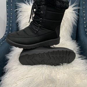 Boots to wear in the snow and rain very comfortable and light to wear